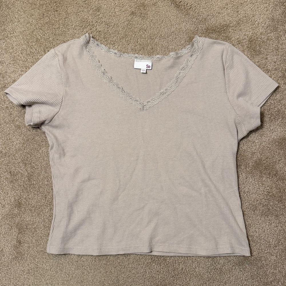 NWOT SO Women's Light Beige Short Sleeve V-Neck Cropped Tee